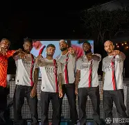 乐鱼网页版 -洛杉矶快船训练开放日,集结日状态回暖引欢呼,葡超在即,团队化学反应显著的简单介绍